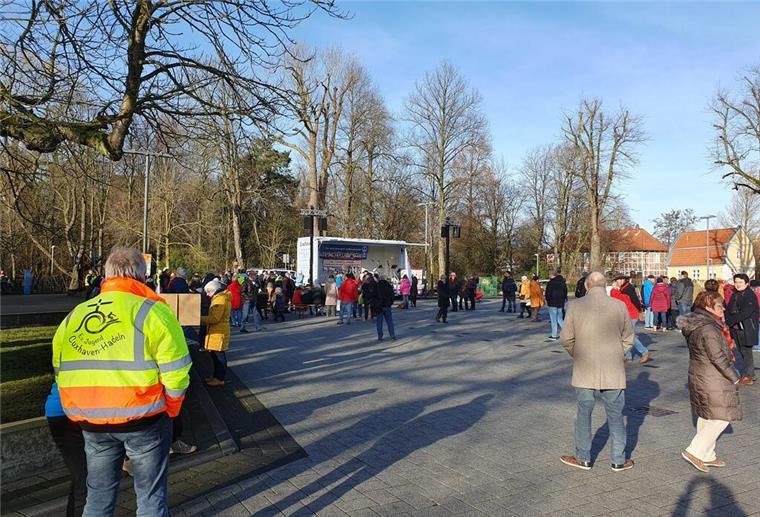 In Cuxhaven machen sich die ersten Menschen für die Demo bereit.