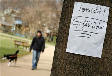 Ein Zettel warnt am 30.03.2012 in einem Park in Berlin vor ausgelegten Giftködern. 