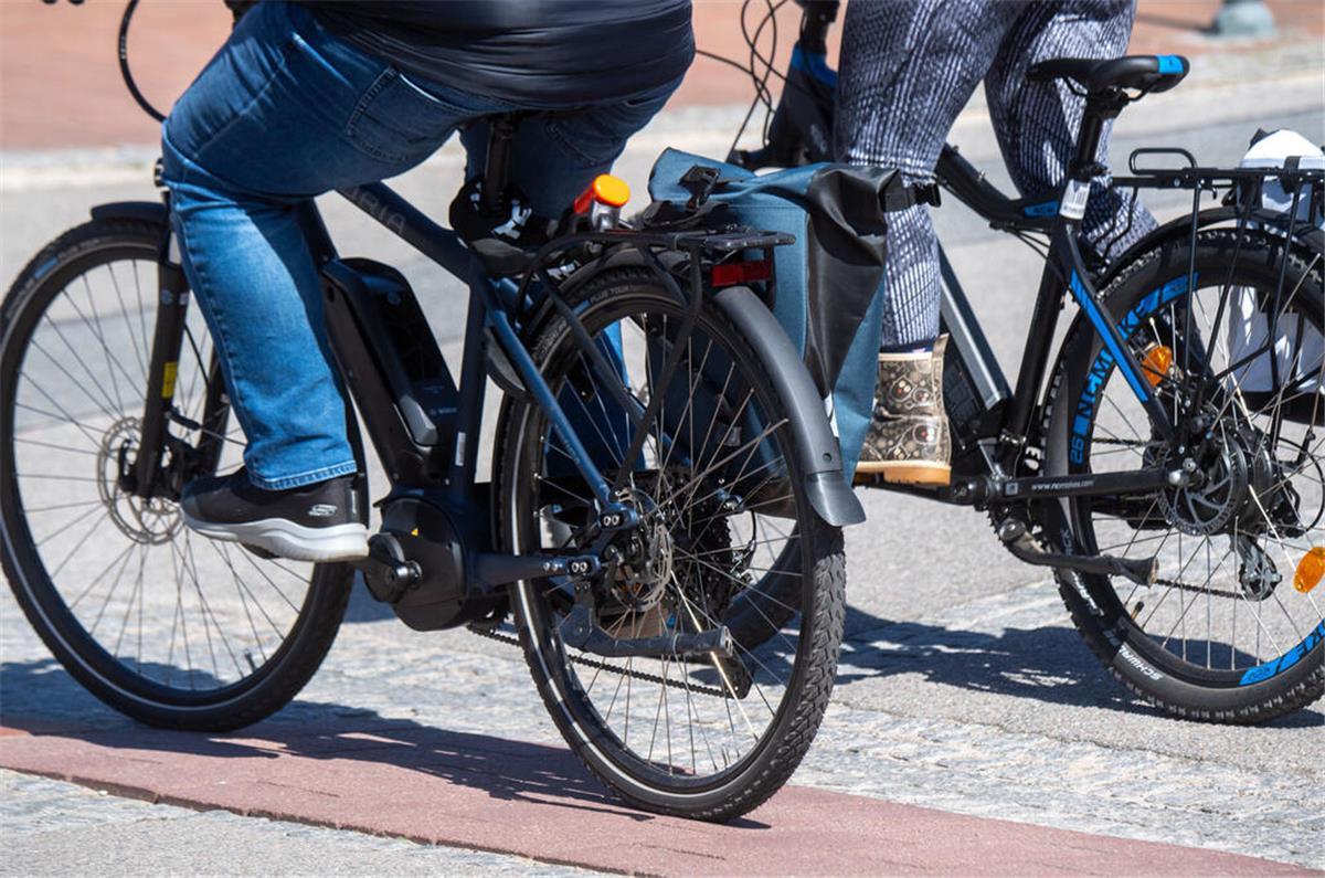Teure E-Bikes in Cuxhaven gestohlen - Polizei sucht Zeugen Touristen fahren mit Elektrorädern