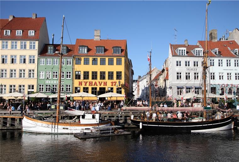 In Dänemark fallen letzte Corona-Beschränkungen Passanten spazieren am Nyhavn entlang, dem bei Touristen beliebten Hafen mit seinen bunten Häuschen. Dänemark hebt am 10. September die restlichen im Land geltenden Corona-Maßnahmen auf.