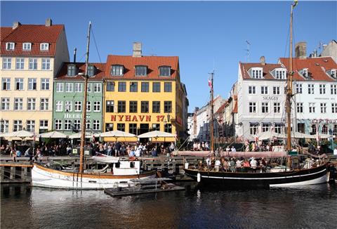 Passanten spazieren am Nyhavn entlang, dem bei Touristen beliebten Hafen mit seinen bunten Häuschen. Dänemark hebt am 10. September die restlichen im Land geltenden Corona-Maßnahmen auf.