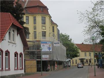 In das eingerüstete Eckhaus in der Langen Straße zieht wieder Leben ein.