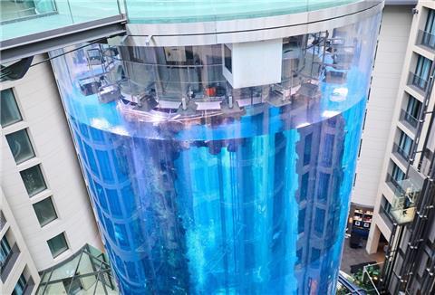 In dem Hotel Radisson Blue ist das riesige Sea Life Aquarium geplatzt. Wasser strömte bis auf die Straße