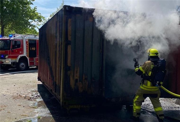 Die Feuerwehr löscht den Containerbrand in Cuxhaven.