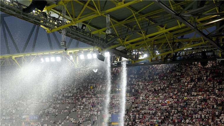 Stadion-Kletterer muss eventuell Einsatzkosten zahlen In dem Dach des Borussia-Parks hatte sich ein Mann aufgehalten, um Fotos zu machen.
