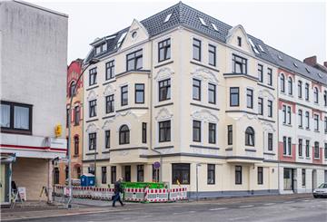 In dem Eckhaus an der Hafenstraße in Bremerhaven brannte es zweimal. Jetzt wird es saniert. 