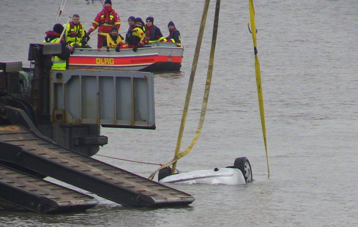 In dem Fahrzeug, das am Donnerstag aus der Weser geborgen wurde, fanden die Retter eine männliche Leiche. 