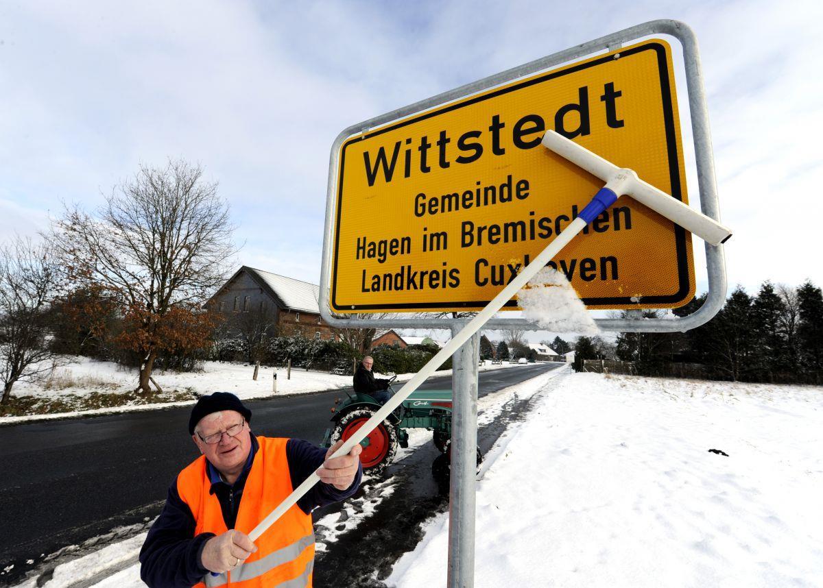 In dem kleinen Dorf Wittstedt wird ehrenamtlich gereinigt, was das Zeug hält. Walter Rönner  ist vorne dabei. Foto Scheschonka