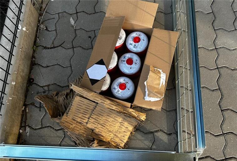 Gas tritt aus: Feuerwehr öffnet Paket in Zeven In dem Paket befanden sich sechs Gasflaschen.