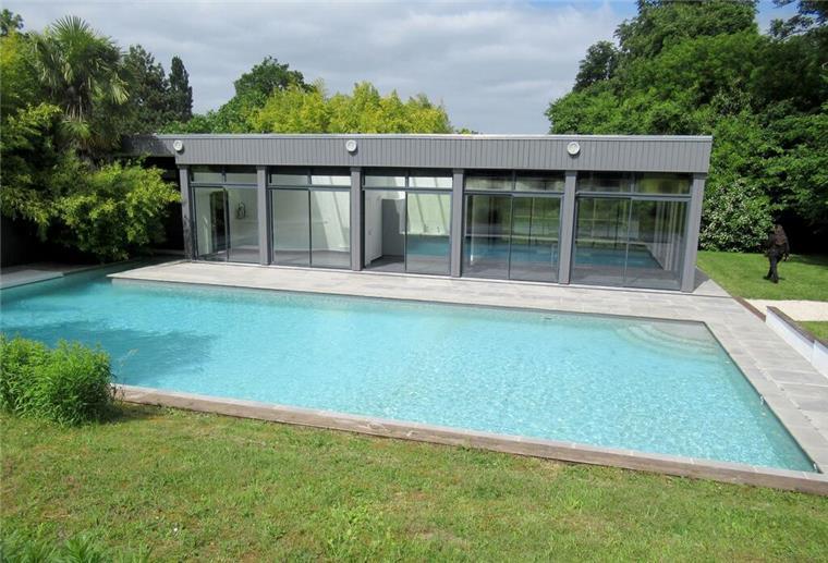 In dem Poolhaus soll Lagerfeld seine einzige Nacht in Louveciennes verbracht haben.