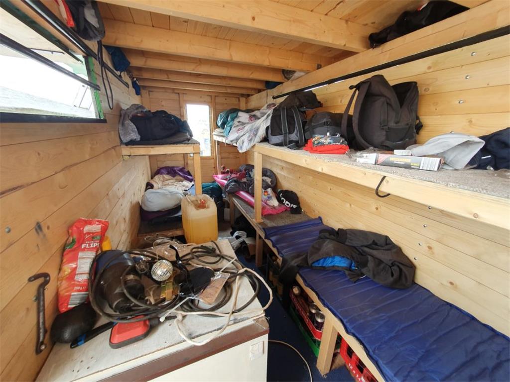 In dem umgebauten Viehtransporter ist Platz für drei Stockbetten und sechs Deich...