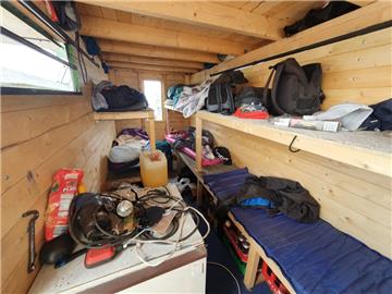 In dem umgebauten Viehtransporter ist Platz für drei Stockbetten und sechs Deich...