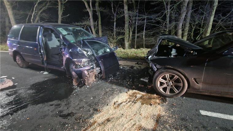 Schwerer Unfall bei Schiffdorf: Autos prallen frontal zusammen In dem VW Sharan saßen fünf Menschen. Einer davon musste nach dem Unfall mit einem hydraulischen Spreizer befreit werden.
