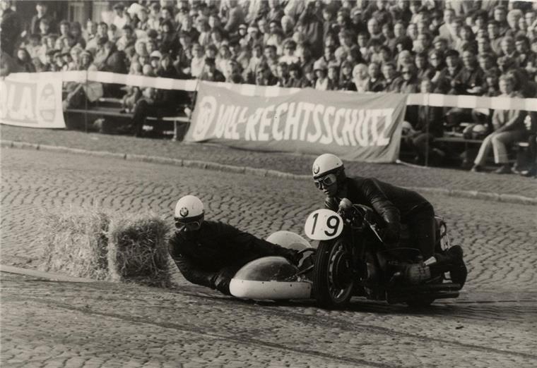 Historische Gespanne und viele Weltmeister beim Fischereihafenrennen In den 1960er Jahren war Rolf Steinhausen (rechts) regelmäßig zu Gast beim Fischereihafenrennen. Später wurde er zweimal Weltmeister. An Pfingsten fährt er wieder in Bremerhaven. In einem Rennen mit historischen Gespannen..