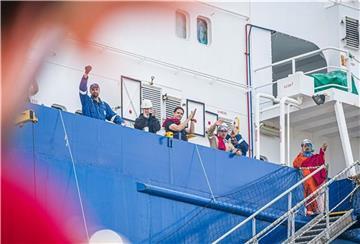 Seeleute auf einem Schiff.