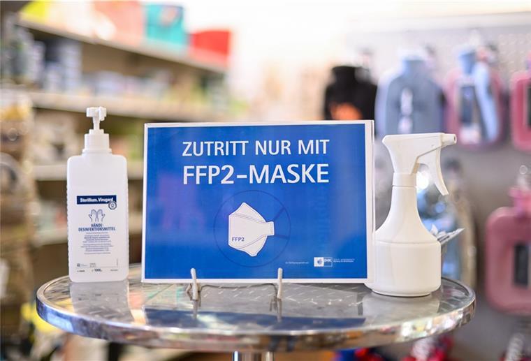 Ein Hinweisschild mit der Aufschrift "Zutritt nur mit FFP2-Maske".
