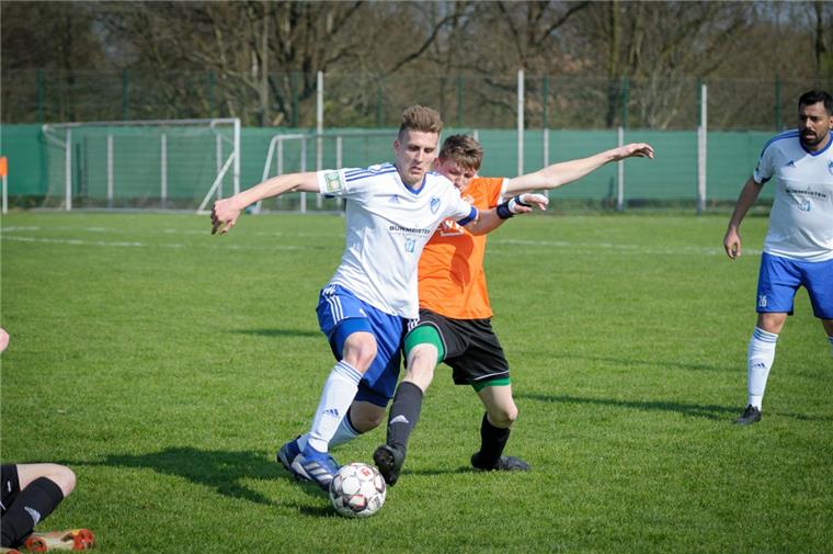 Bremenliga startet heute mit Bremerhavener Derby In den Derbys zwischen der Leher TS (vorn Tom Bohlen) und SFL Bremerhaven war auch im Vorjahr schon Feuer drin.