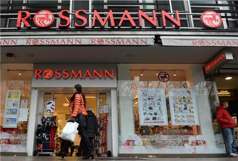 In den Drogerien wie bei Rossmann sind die Mitarbeiter in der Corona-Krise intensiv gefordert.