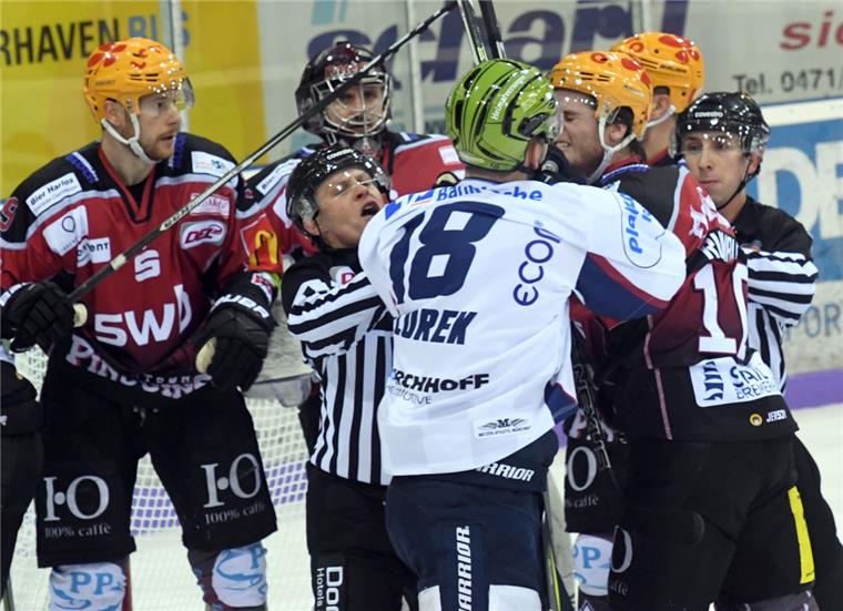 In den Duellen zwischen den Pinguins und Iserlohn geht es oft hoch her. Beim letzten Aufeinandertreffen im Januar bekamen sich Justin Florek (weißes Trikot) und Chris Rumble (rechts) in die Wolle. Das Spiel gewannen die Pinguins mit 4:3.