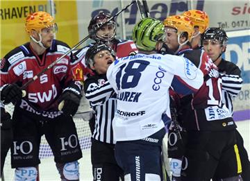 In den Duellen zwischen den Pinguins und Iserlohn geht es oft hoch her. Beim letzten Aufeinandertreffen im Januar bekamen sich Justin Florek (weißes Trikot) und Chris Rumble (rechts) in die Wolle. Das Spiel gewannen die Pinguins mit 4:3.
