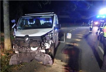 In den frühen Morgenstunden des Sonntags verunglückte der 32-jährige Fahrer eines Kleintransporters bei Wohnste und zog sich schwere Verletzungen zu.