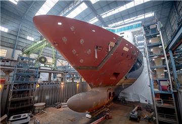 Ein Modul eines Kreuzfahrtschiffes steht in einer Halle der Meyer-Werft in Papenburg. 