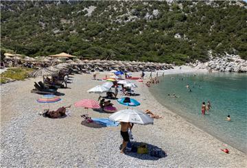 Urlauber liegen am Strand.
