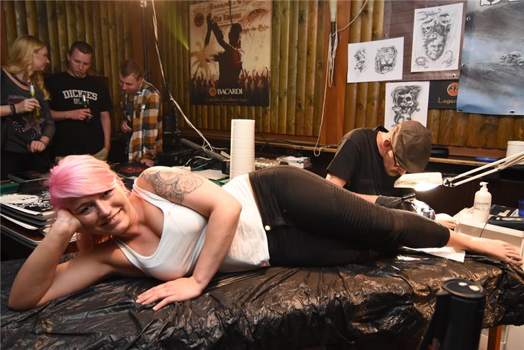 In den Kneipen der Alten Bürger zeigen Tätowierer aus dem In- und Ausland ihr Können. Wer mag, kann sich live vor Ort ein Tattoo stechen lassen, sollte sich dann aber anmelden. 