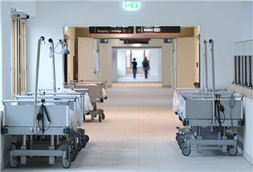 Krankenbetten stehen im Neubau des Klinikums Höchst im Flur einer Station. 