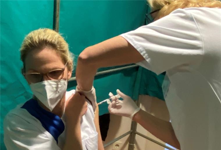 In den Krankenhäusern im Landkreis Rotenburg wurden erste besonders gefährdete Mitarbeiter geimpft.
