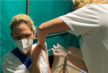 In den Krankenhäusern im Landkreis Rotenburg wurden erste besonders gefährdete Mitarbeiter geimpft.