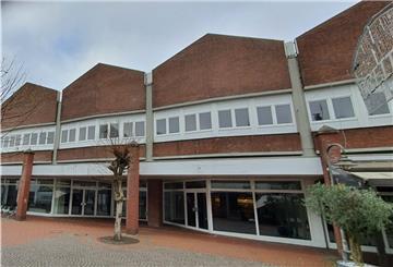 In den leerrstehenden Aldi-Komplex in der Braker Innenstadt soll wieder Leben einziehen. Stefan Franz hat das Gebäude gekauft und wird dort künftig Sport, Fitness, Mode und Gastronomie anbieten.