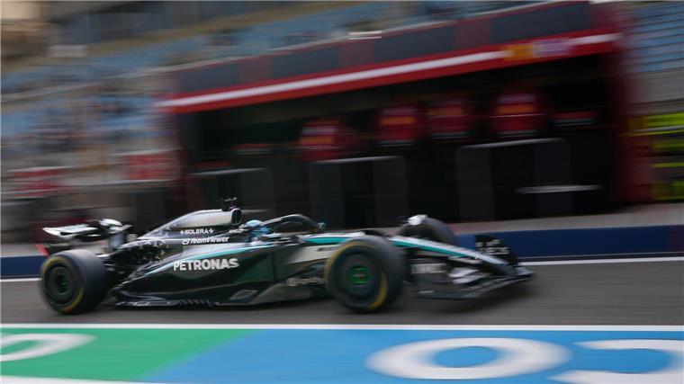 Bestzeit knapp verpasst: Russell schlägt Verstappen In den letzten Testminuten schnappt sich Mercedes-Pilot George Russell die Bestzeit.