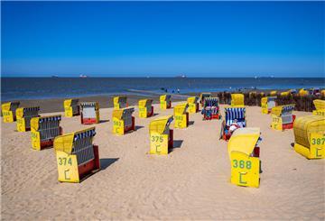 Strandkörbe stehen am Strand von Döse. 