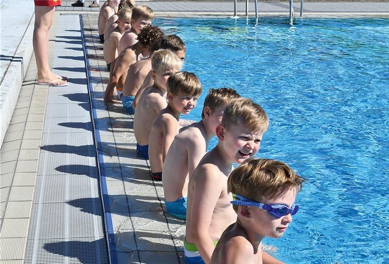 In den Sommerferien bietet die DLRG Bremerhaven zweiwöchige Intensivkurse zum Schwimmenlernen an.