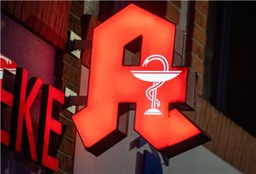 Apotheke mit roter Leuchtreklame