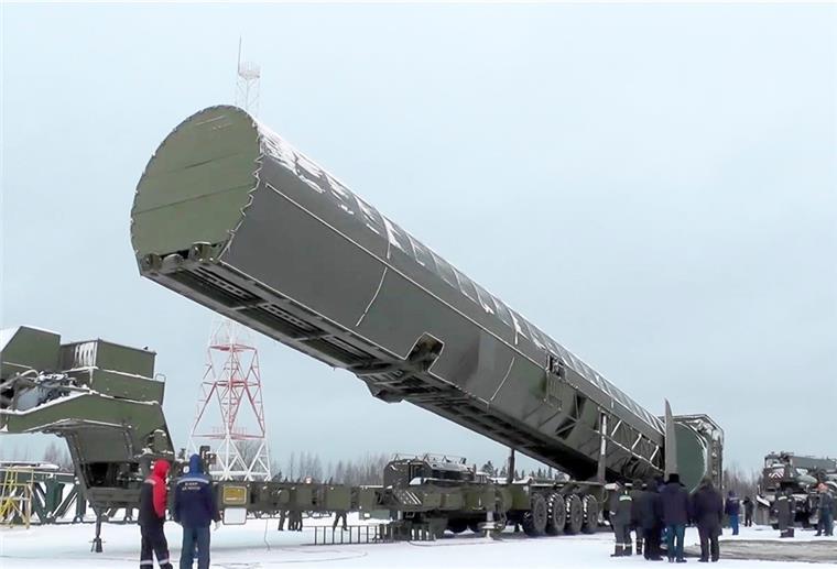 Kremlsprecher erklärt, wann Russland Atomwaffen zündet Eine riesige Abschussvorrichtung für eine Rakete ist umringt von einigen Soldaten.