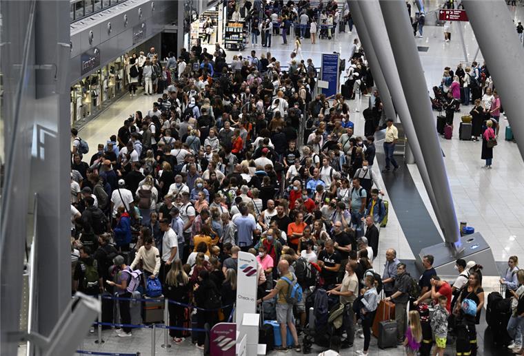 In den vergangenen Tagen war Warten angesagt: Reisende stehen während eines Verdi-Warnstreiks bei der Lufthansa in Schlangen vor den Check-In-Schaltern im Terminal.