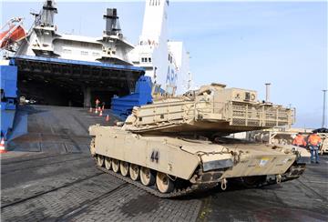 In den vergangenen Tagen wurden die militärischen Fahrzeuge in Bremerhaven entladen.