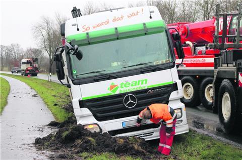 In den weichen Seitenraum bei Lintig rutschte ein mit Steinen beladener Lkw.