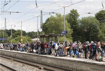 Besucher des Musikfestivals Hurricane am Bahnhof in Scheeßel