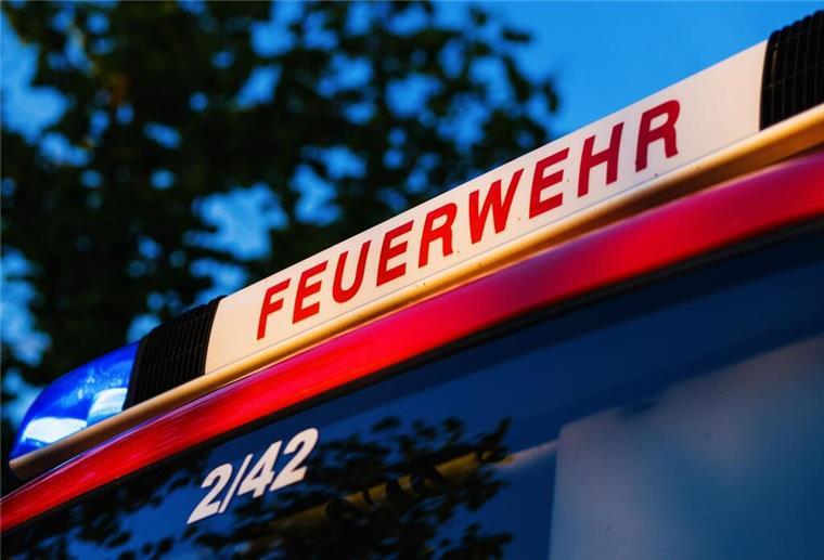 Das Blaulicht leuchtet auf dem Dach eines Einsatzfahrzeugs der Feuerwehr.