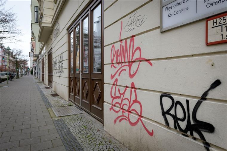 In der Alten Bürger in Bremerhaven hat ein Mann mehrere Hauswände beschmiert.