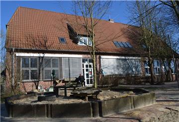 In der Alten Schule in Dedesdorf-Eidewarden, in der bislang die Kita untergebracht ist, ist es eng, das Gebäude ist alt. Nun will die Gemeinde Loxstedt 300 Meter weiter östlich eine neue Kita bauen.