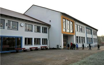 In der Amerikanischen Schule in Lehe haben Unbekannte eine Fensterscheibe eingeworfen.