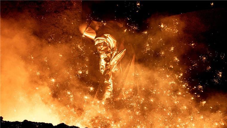 Tarifrunde Stahl: IG Metall fordert Ausgleich für Inflation In der angeschlagenen Stahlindustrie beginnen am Dienstag die Tarifverhandlungen. (Archivbild)