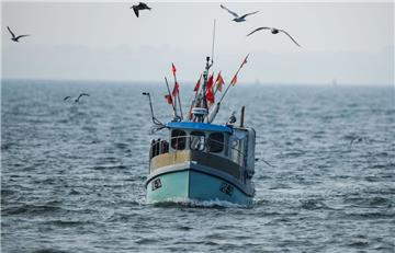 In der Außenweser vor Dorum ist ein Geestländer am Freitag von einem Fischkutter (Symbolfoto) gestürzt.
