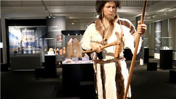 In der Ausstellung steht auch eine lebensgroße Skulptur von Ötzi, der circa 1,60 Meter groß war.
