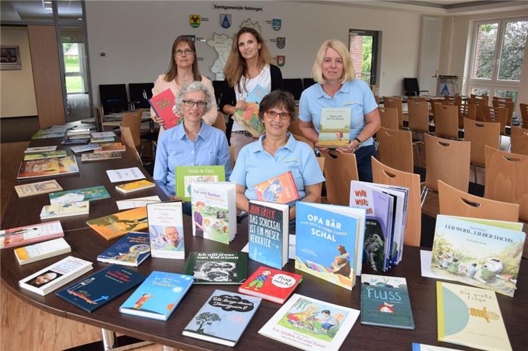 In der Ausstellung „Vom Weinen kriegt man Durst“ präsentiert der Ambulante Hospizdienst in Kooperation mit der Selsinger Samtgemeindebücherei bis einschließlich Freitag im Rathaus rund 200 Bücher für Kinder, Jugendliche und Erwachsene zu den Themen Sterben, Tod und Trauer.