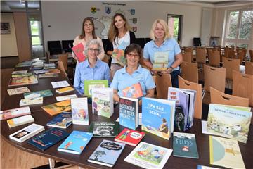 In der Ausstellung „Vom Weinen kriegt man Durst“ präsentiert der Ambulante Hospizdienst in Kooperation mit der Selsinger Samtgemeindebücherei bis einschließlich Freitag im Rathaus rund 200 Bücher für Kinder, Jugendliche und Erwachsene zu den Themen Sterben, Tod und Trauer.